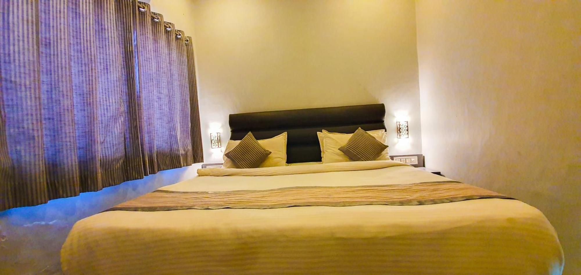 Nova Hotel New Crossroad Rajkot Exterior foto